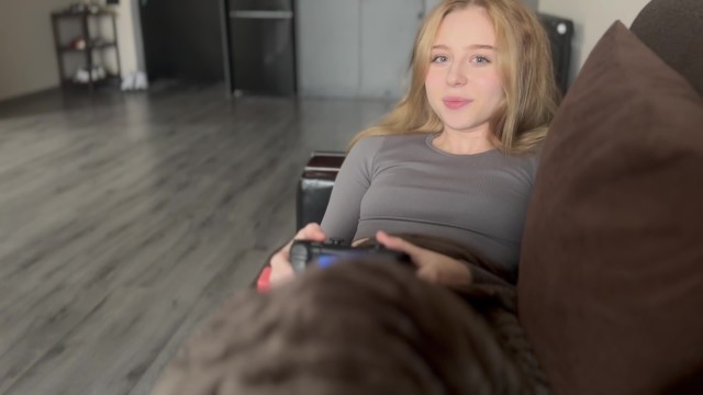 Sıcak bir sarışınla ve ağzımda spermle Netflix izledim