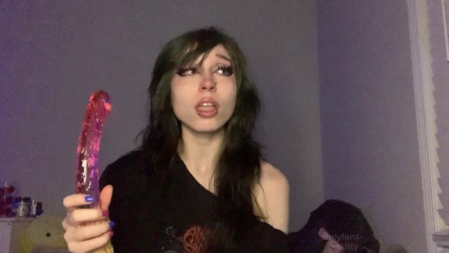 aptal emo tükürüyor ve yeni sakızlı solucan çift yapay penisini keşfediyor