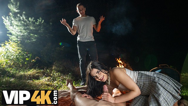 HUNT4K. Genç Chloe Heart baştan çıkarıldı ve sıkı amıyla erkek arkadaşının önünde halk içinde becerildi