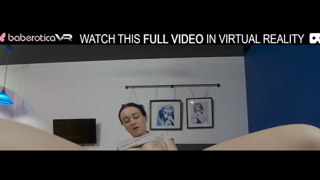 Yalnız ateşli kız Sherila bacaklarını açıyor ve VR'da tıraşlı amını gösteriyor.