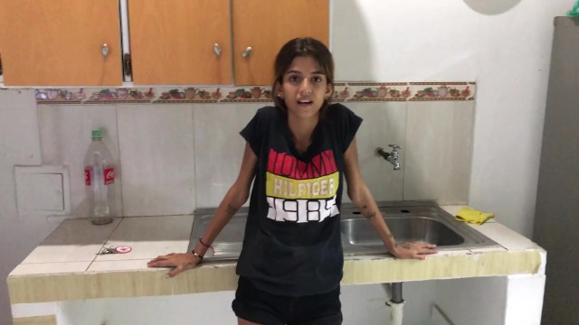 Üvey kız kardeşime, anne ve babamızın aldığı yeni evde HD pornoda pipimi emdiriyorum