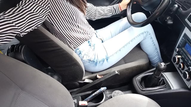 Üniversitedeki MILF öğretmenim kimya dersinden geçmem için beni evine davet ediyor.
