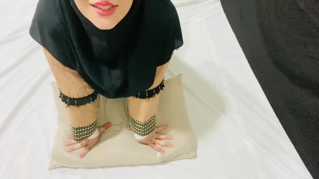İranlı bir kız öğrenci evime geldi ve "Suya susadım, amımın sikilmesi gerek" dedi. Çok seksi sözlerle doluydu.