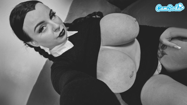 Kalın Göt Çarşamba Addams Büyük Göğüsleri ve Islak Kedisi Kendisiyle Oynuyor – Cosplay