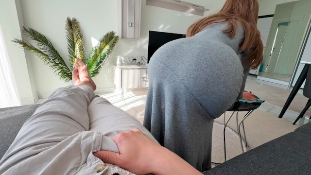 Üvey Anne, temizlik yaparken üvey oğlunu sertleşmiş halde yakaladı ve onun büyük yuvarlak kıçına boşalmasına yardım etti