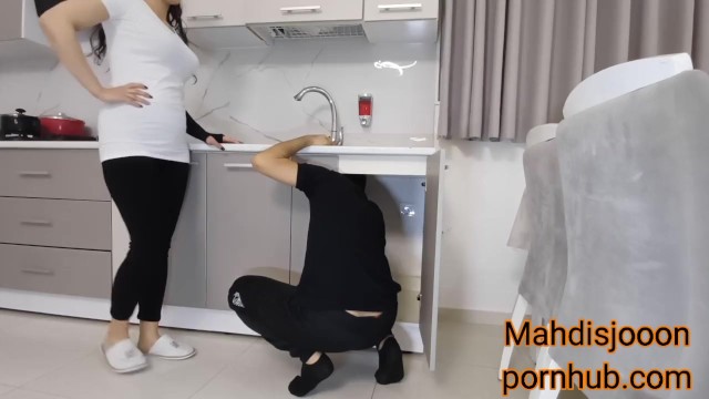 İranlı bir tesisatçıyla seks yaptım, maaş yerine ona oral seks yaptım, Farsça konuşmalarla dolu bir hikaye 🤤