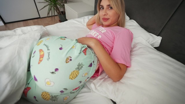 Üvey anne, üvey oğlunun eşcinsel olup olmadığını test ediyor ve otel odasında bir yatağı paylaşıyor