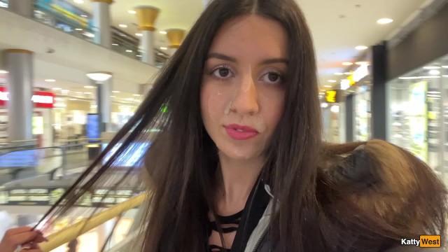 Kamusal Alışveriş Merkezinde Cumwalk