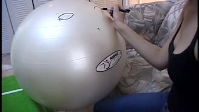 Sarışın genç kız POV tarzında bir adama oral yaparken yakışıklı bir adam onun piercingli amını beceriyor