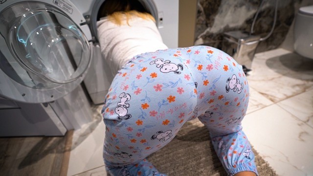 üvey kız kardeş çamaşır makinesinin içinde sıkışmışken beceriliyor – kremalı turta