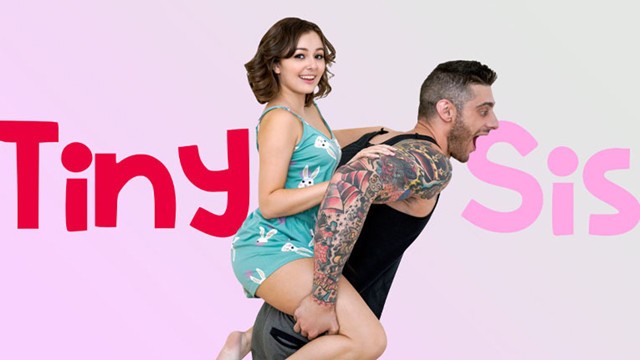 🍆 Saf Küçük Tatlım, Büyük Üvey Kardeşinin Siki Tarafından Vişnesinin Patlatılmasını Sağlıyor