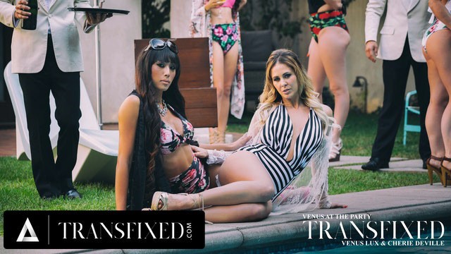 TRANSFIXED – Venus Lux ve MILF Cherie DeVille Erotik Seks TAM SAHNE!