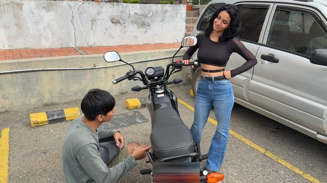 Sevimli tanımadığım kız benden motosikletiyle ilgili yardım istiyor ve ben de onun sıkı amında biraz bakım yapıyorum.