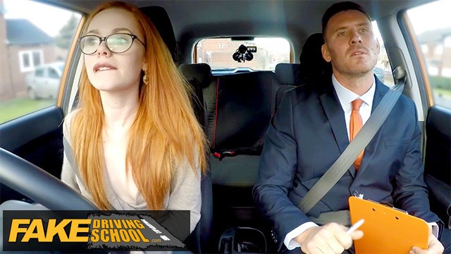 Sevimli Kızıl Saçlı ELLA HUGHES Examiner Tarafından KREAMLI OLDU – Sahte Sürücü Okulu