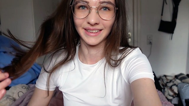 Masum Genç Kız büyük labiasını sert bir şekilde beceriyor! Kovboy kıyafeti bana çok yakışıyor