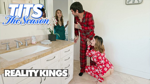 REALITY KINGS – LaSirena69, Angel Youngs'ın Erkek Arkadaşını Sikerken Yakalanıyor ve Kısa Süre Sonra Üçlü İlişkiye Dönüşüyor