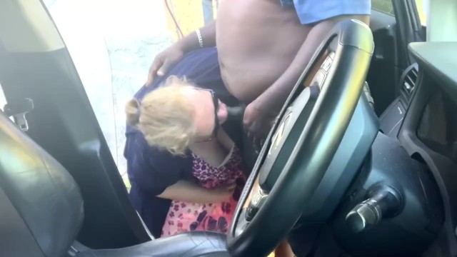 Azgın Büyük Göğüslü SSBBW Sarışın MILF Dışarıda, Arabanın Dışında Fellatio Yapıyor (Arabanın İçinde Kamusal Alanda Mastürbasyon Yapıyor)