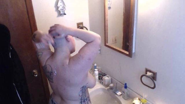 BBW Taze Baş Tıraşı ve Duş Voyeur