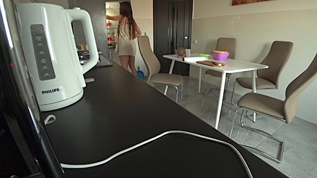 Kocası işteyken karısı ve komşusu mutfakta sevişiyor. Borçlar İçin Hile Yapmak